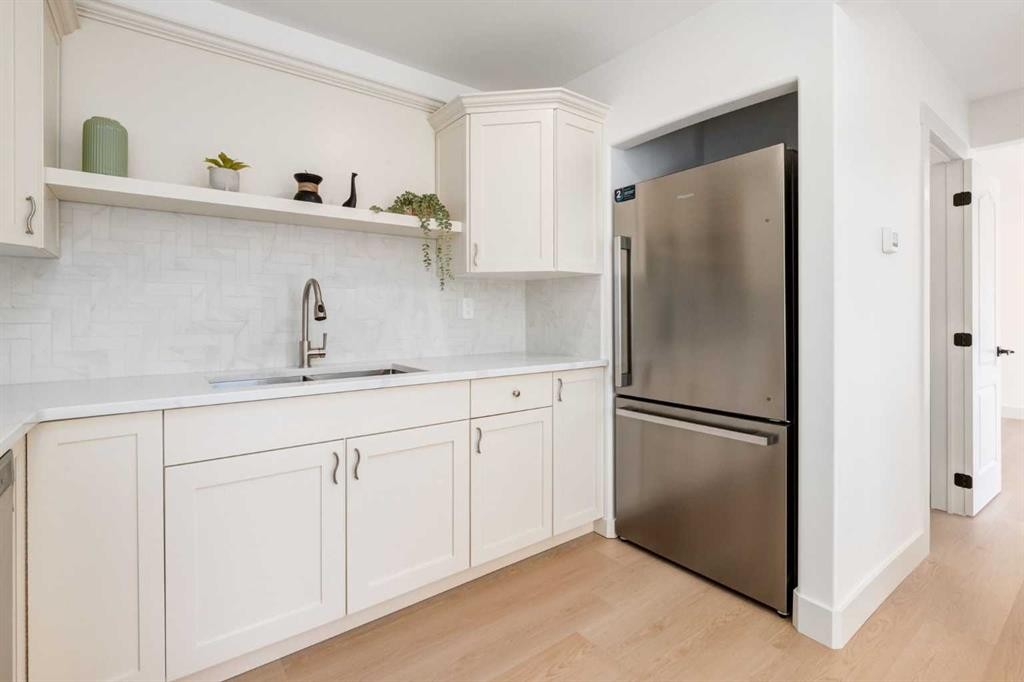 4503 75 Street Nw, Calgary, AB - Indoor Photo Showing Kitchen