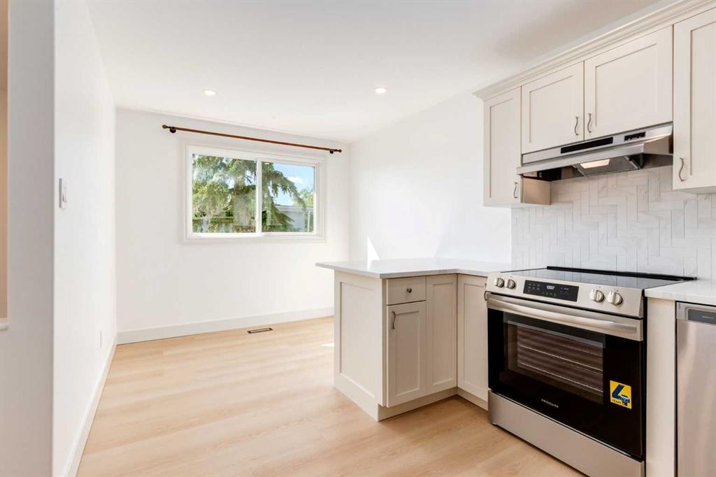4503 75 Street Nw, Calgary, AB - Indoor Photo Showing Kitchen
