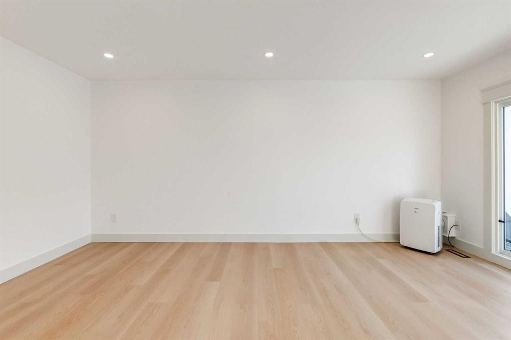 4503 75 Street Nw, Calgary, AB - Indoor Photo Showing Other Room