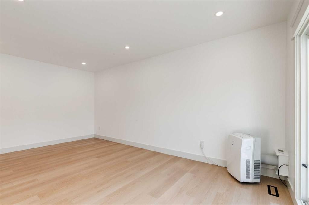4503 75 Street Nw, Calgary, AB - Indoor Photo Showing Other Room