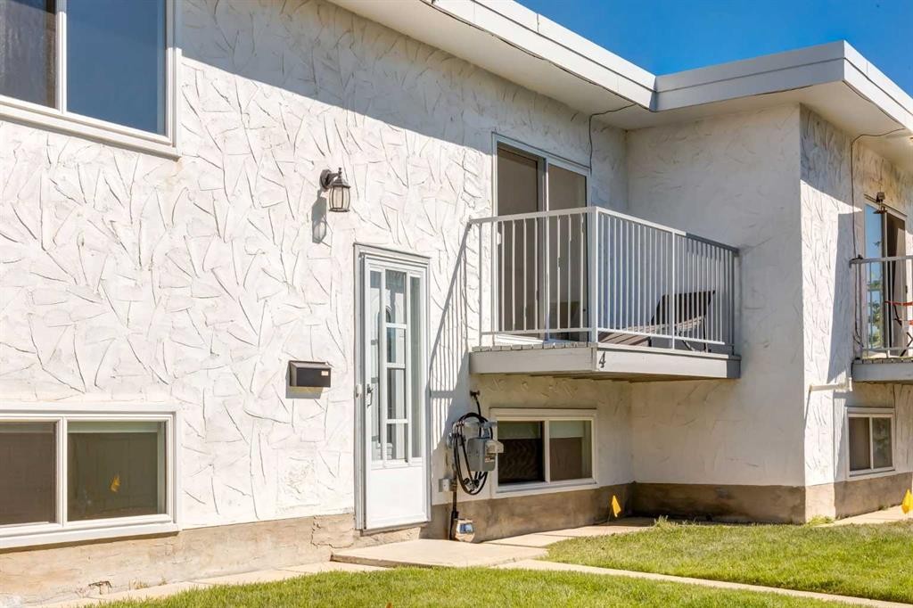 4503 75 Street Nw, Calgary, AB - Outdoor With Exterior