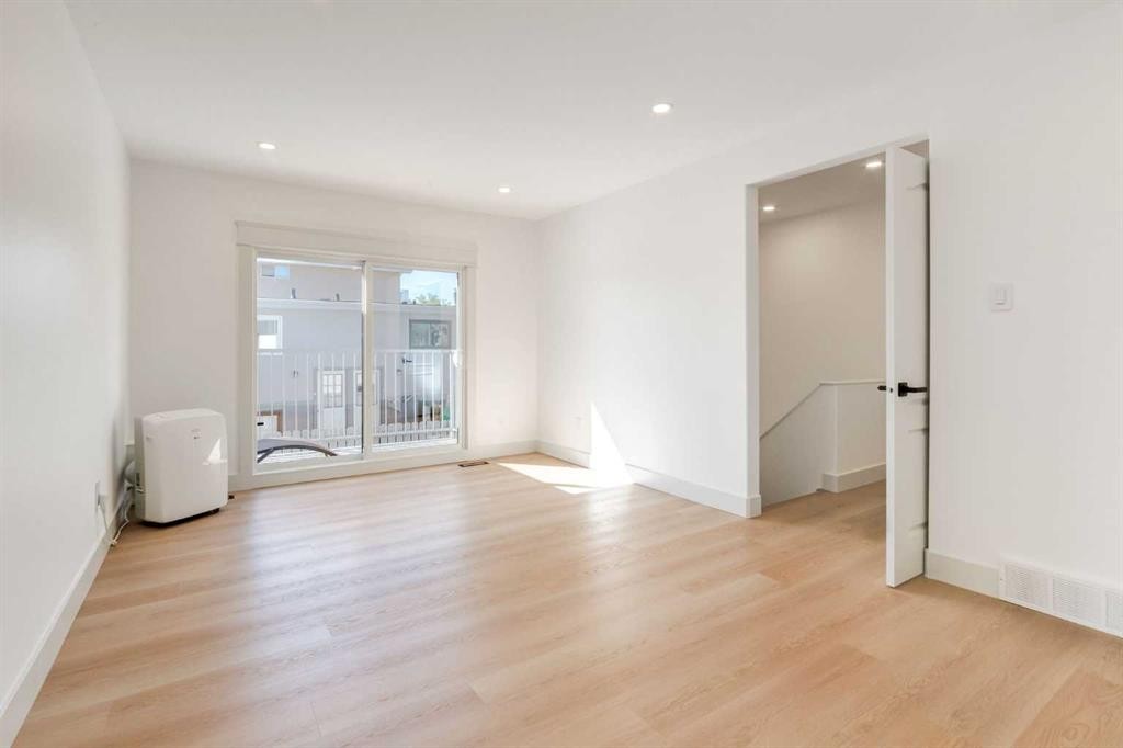 4503 75 Street Nw, Calgary, AB - Indoor Photo Showing Other Room