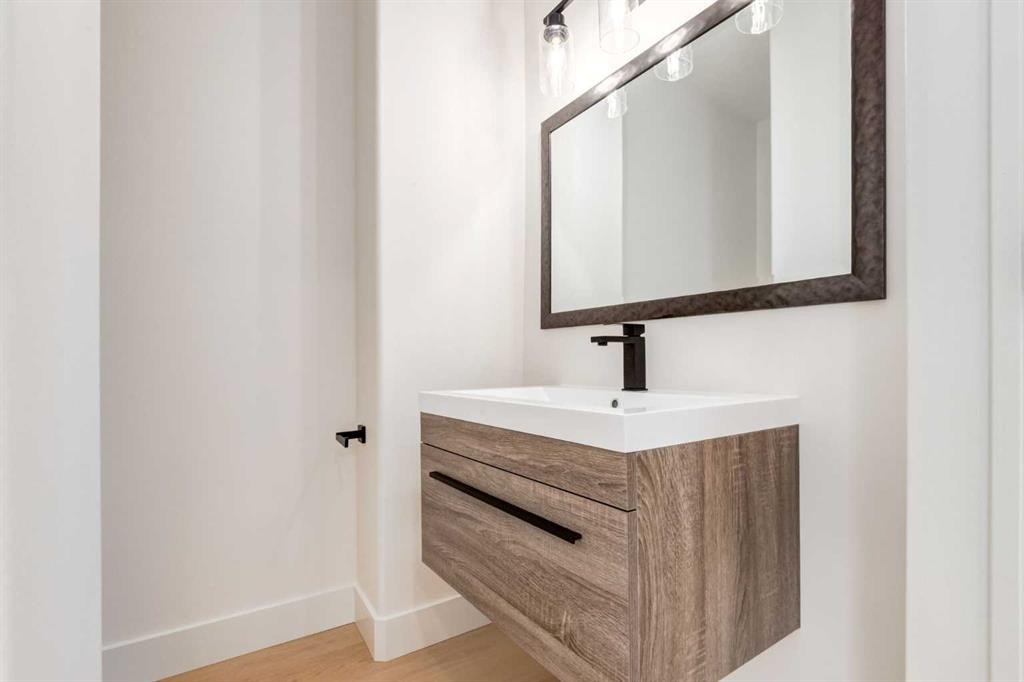 4503 75 Street Nw, Calgary, AB - Indoor Photo Showing Bathroom