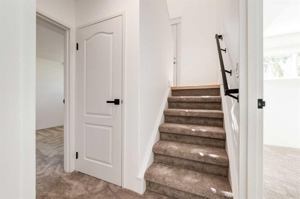 4503 75 Street Nw, Calgary, AB - Indoor Photo Showing Other Room