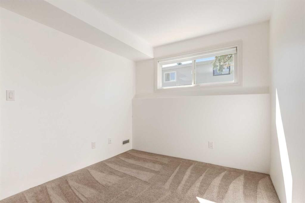 4503 75 Street Nw, Calgary, AB - Indoor Photo Showing Other Room