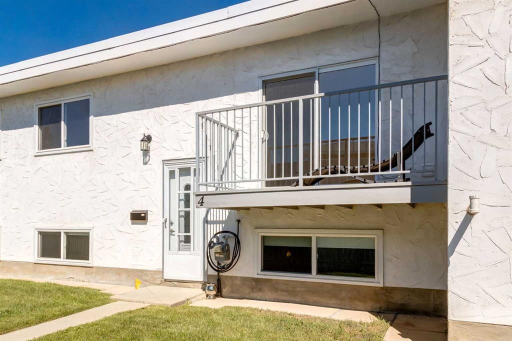 4503 75 Street Nw, Calgary, AB - Outdoor With Exterior