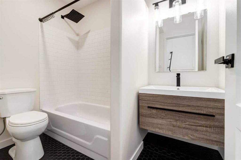 4503 75 Street Nw, Calgary, AB - Indoor Photo Showing Bathroom