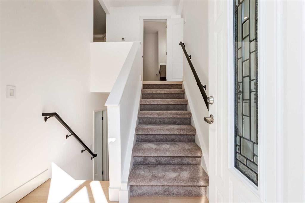 4503 75 Street Nw, Calgary, AB - Indoor Photo Showing Other Room