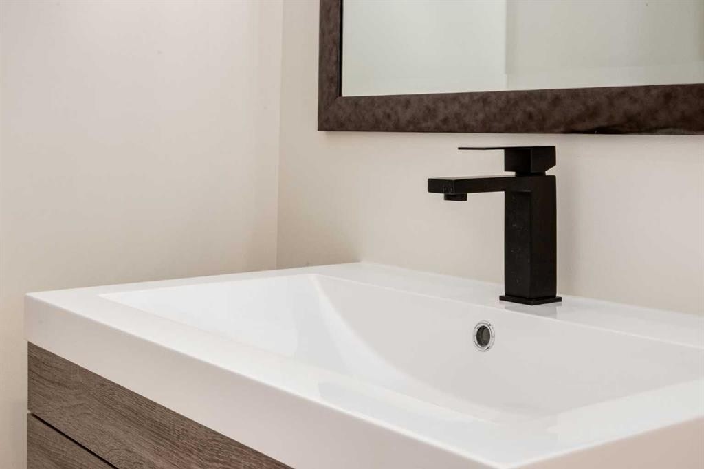 4503 75 Street Nw, Calgary, AB - Indoor Photo Showing Bathroom