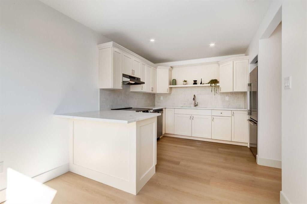 4503 75 Street Nw, Calgary, AB - Indoor Photo Showing Kitchen