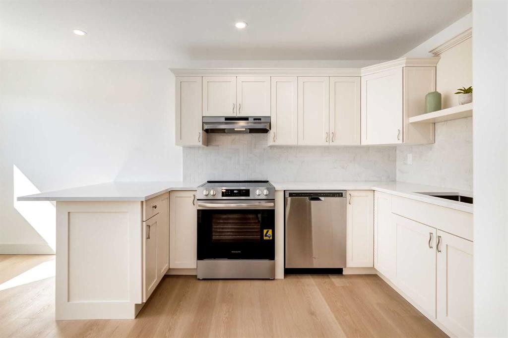 4503 75 Street Nw, Calgary, AB - Indoor Photo Showing Kitchen With Stainless Steel Kitchen With Upgraded Kitchen