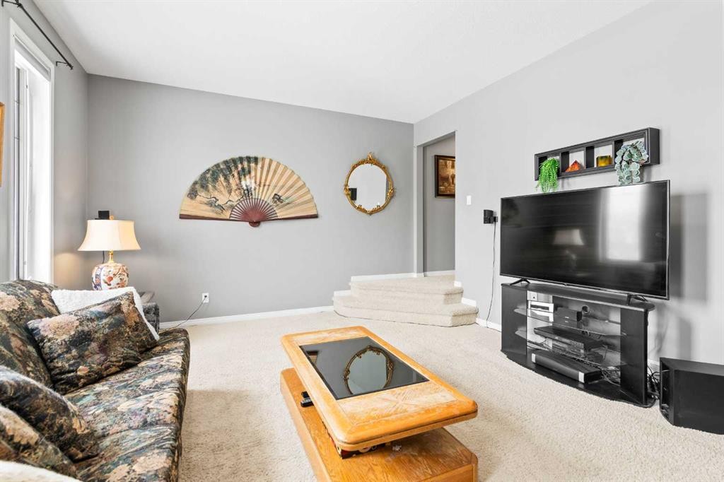 22 Westfall Drive, Okotoks, AB - Indoor Photo Showing Living Room