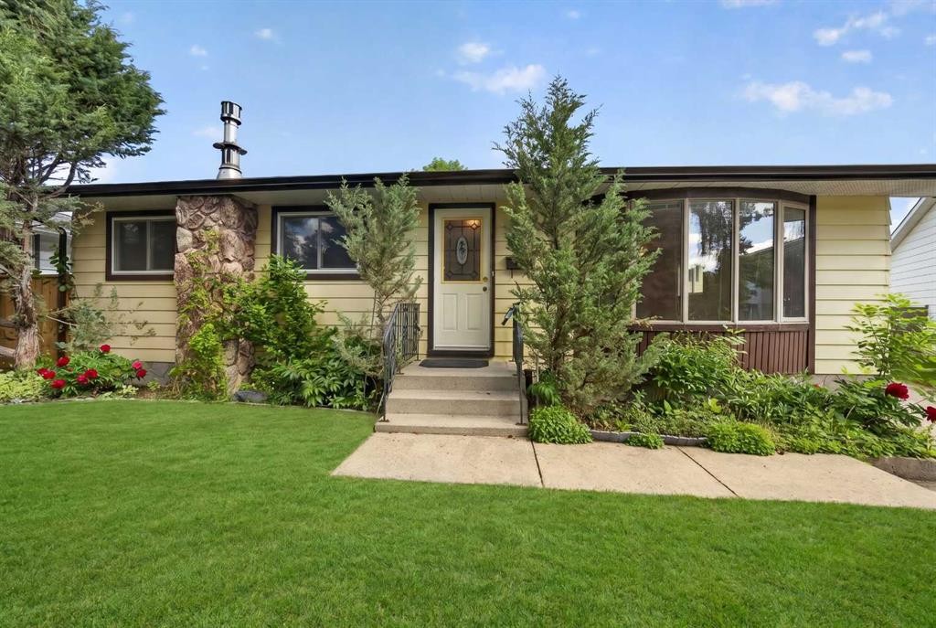 135 Huntcroft Way Ne, Calgary, AB - Outdoor With Facade