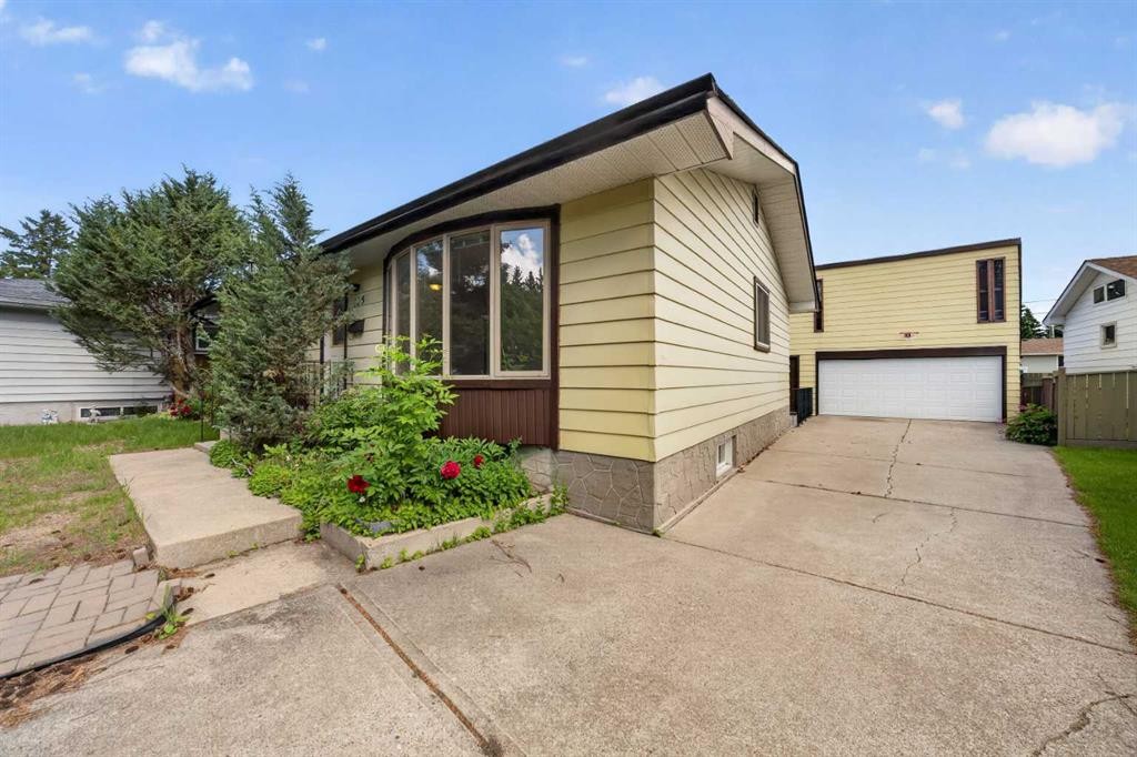 135 Huntcroft Way Ne, Calgary, AB - Outdoor With Exterior