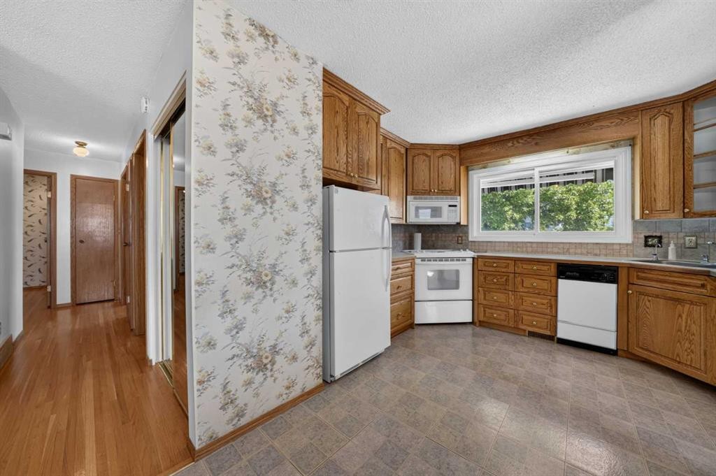 135 Huntcroft Way Ne, Calgary, AB - Indoor Photo Showing Kitchen