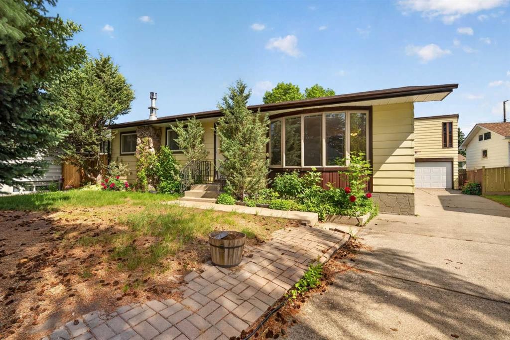 135 Huntcroft Way Ne, Calgary, AB - Outdoor