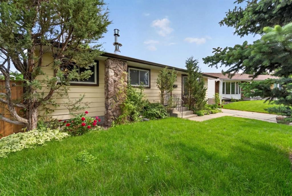 135 Huntcroft Way Ne, Calgary, AB - Outdoor