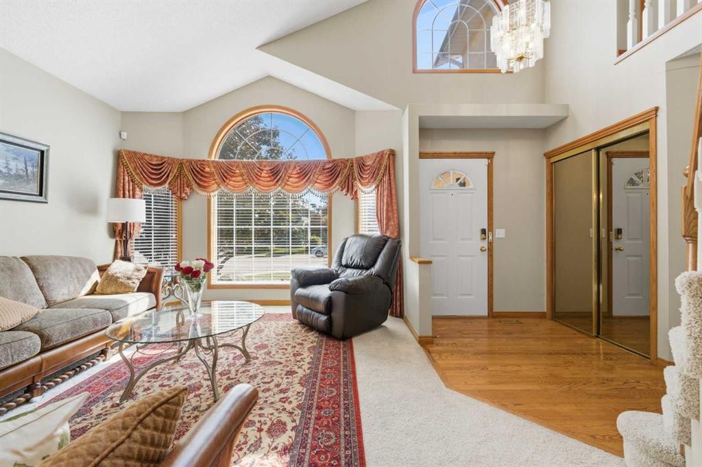 71 Woodpark Close Sw, Calgary, AB - Indoor Photo Showing Living Room
