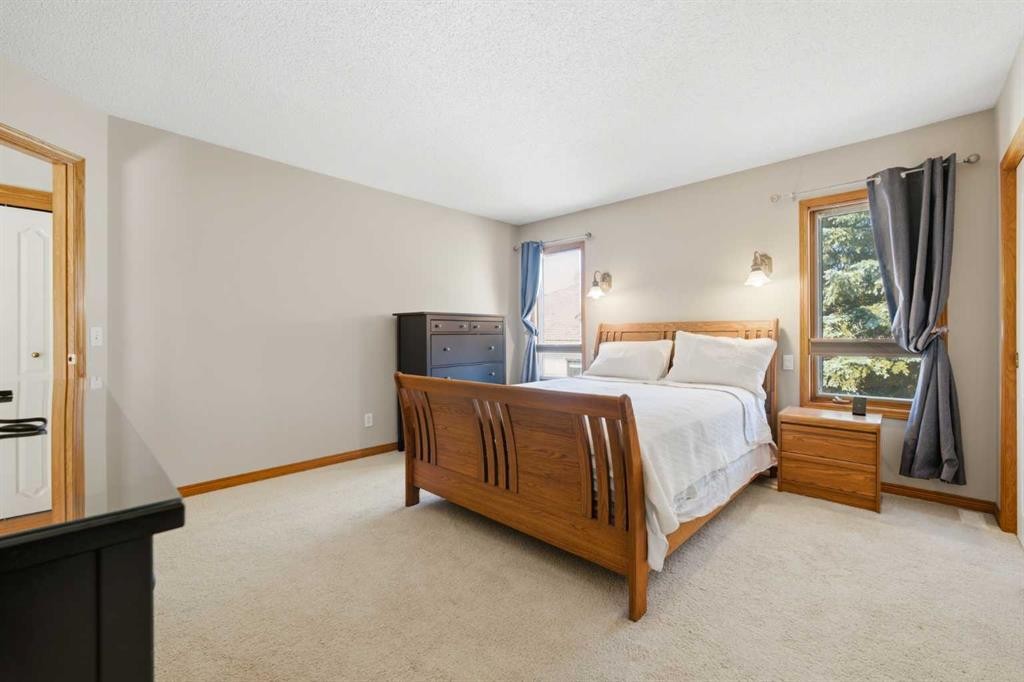 71 Woodpark Close Sw, Calgary, AB - Indoor Photo Showing Bedroom