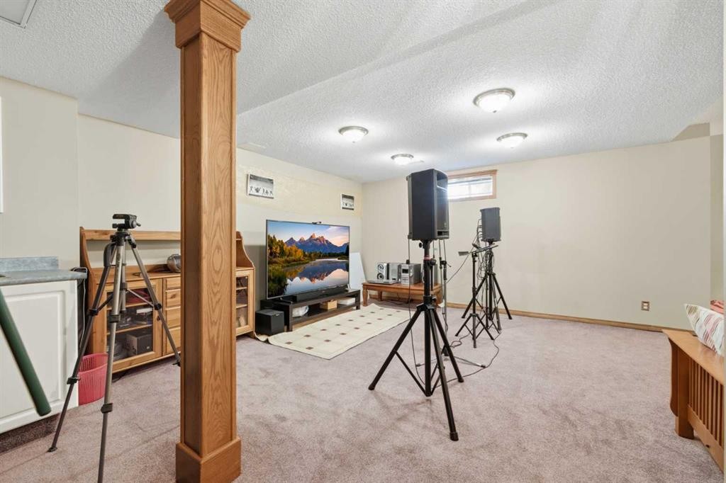 71 Woodpark Close Sw, Calgary, AB - Indoor