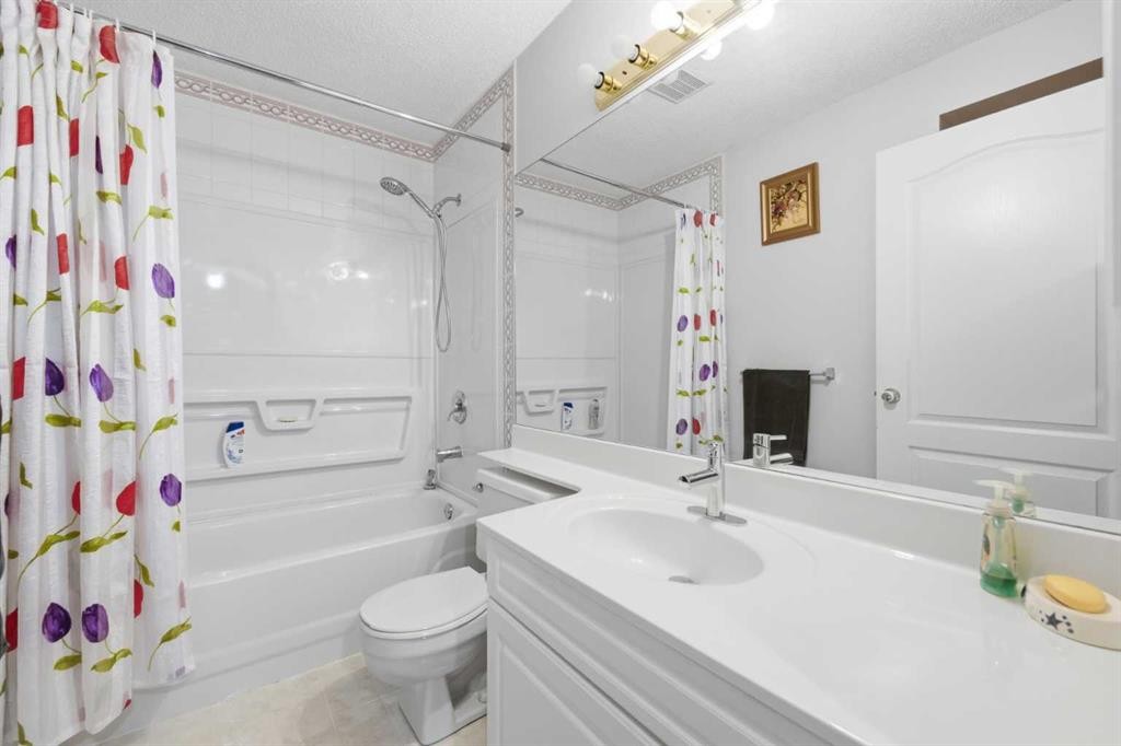 71 Woodpark Close Sw, Calgary, AB - Indoor Photo Showing Bathroom