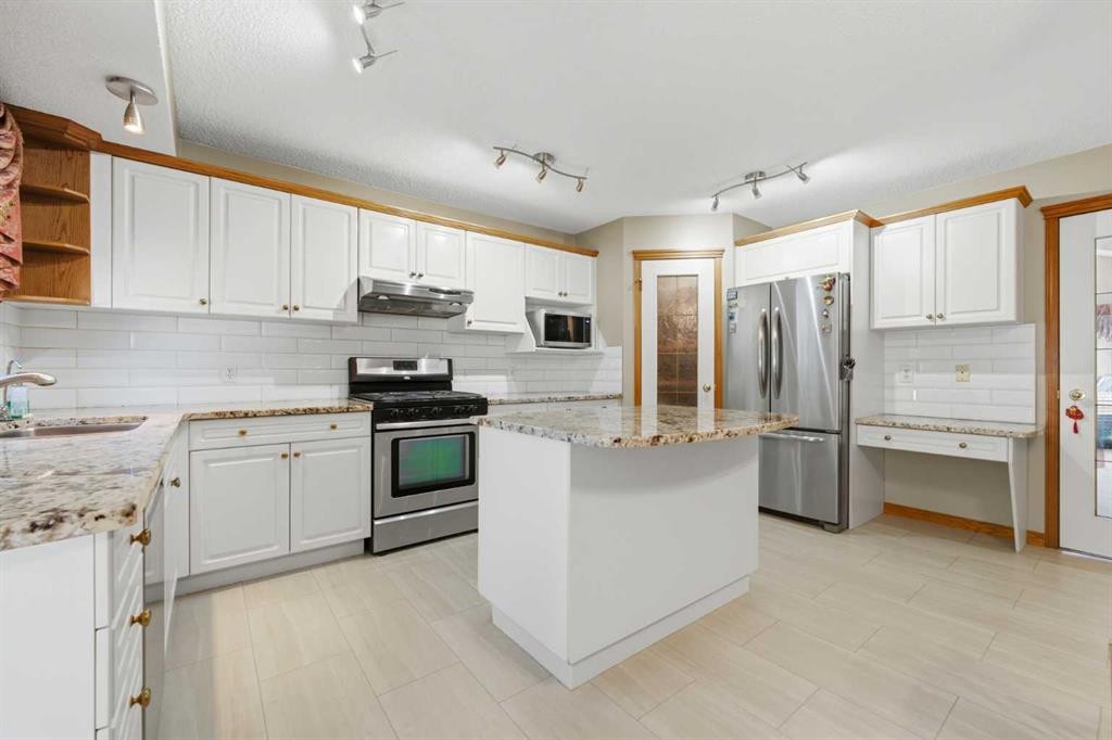 71 Woodpark Close Sw, Calgary, AB - Indoor Photo Showing Kitchen With Upgraded Kitchen