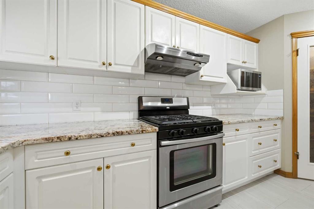 71 Woodpark Close Sw, Calgary, AB - Indoor Photo Showing Kitchen With Upgraded Kitchen