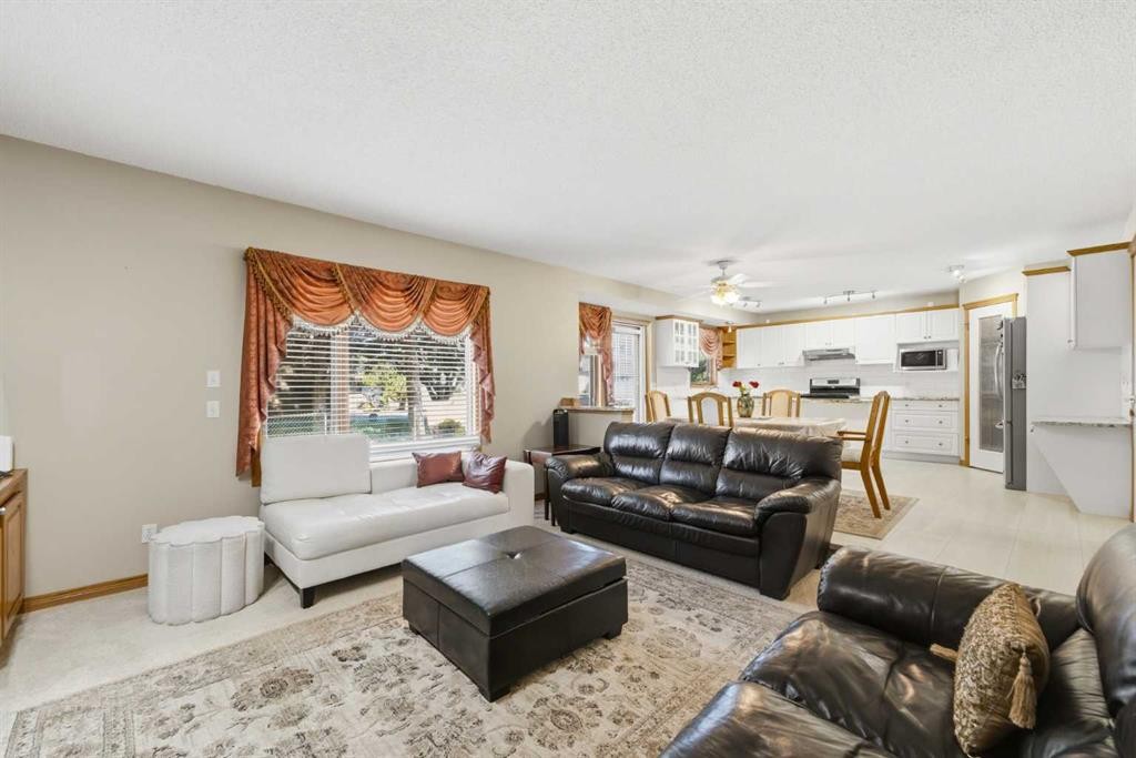 71 Woodpark Close Sw, Calgary, AB - Indoor Photo Showing Living Room