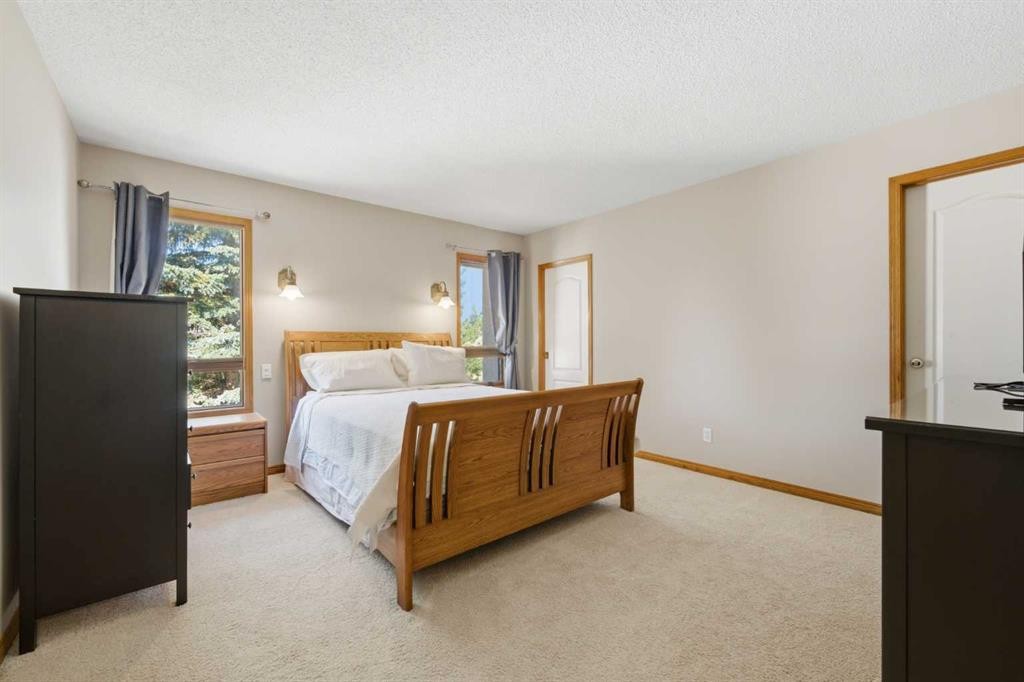 71 Woodpark Close Sw, Calgary, AB - Indoor Photo Showing Bedroom
