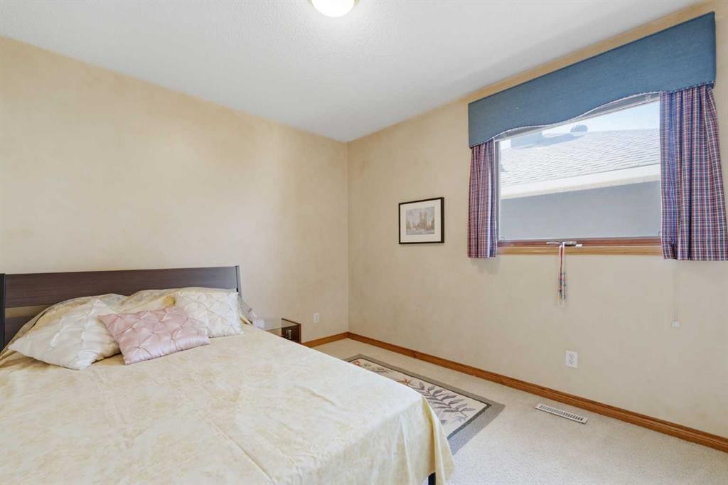 71 Woodpark Close Sw, Calgary, AB - Indoor Photo Showing Bedroom