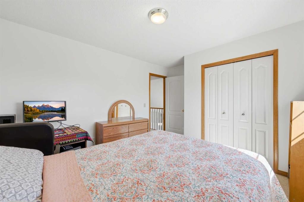 71 Woodpark Close Sw, Calgary, AB - Indoor Photo Showing Bedroom