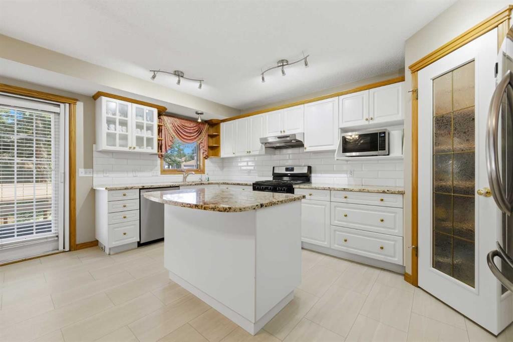 71 Woodpark Close Sw, Calgary, AB - Indoor Photo Showing Kitchen With Upgraded Kitchen