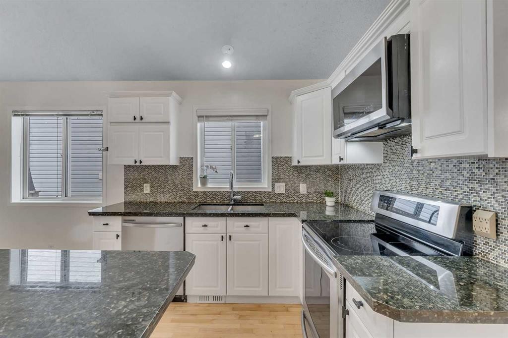 44 Douglas Glen Crescent, Calgary, AB - Indoor Photo Showing Kitchen With Upgraded Kitchen