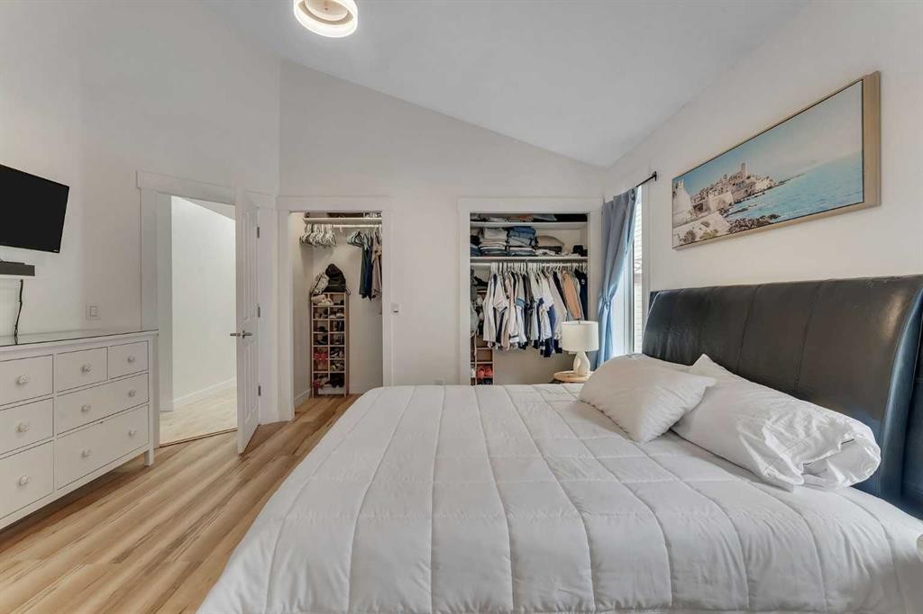 44 Douglas Glen Crescent, Calgary, AB - Indoor Photo Showing Bedroom