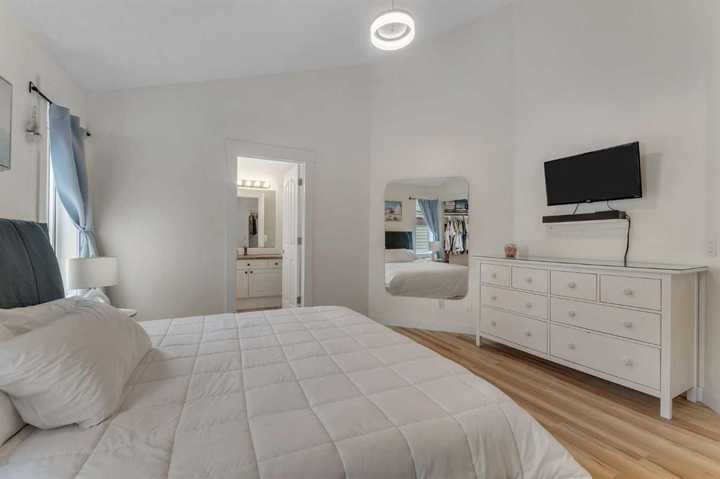 44 Douglas Glen Crescent, Calgary, AB - Indoor Photo Showing Bedroom