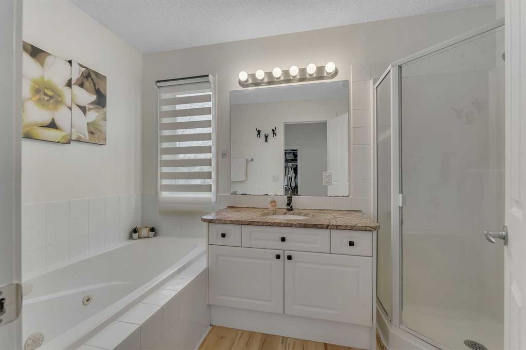 44 Douglas Glen Crescent, Calgary, AB - Indoor Photo Showing Bathroom