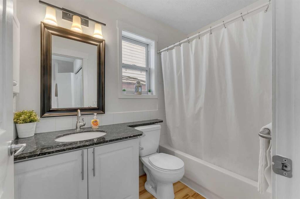 44 Douglas Glen Crescent, Calgary, AB - Indoor Photo Showing Bathroom