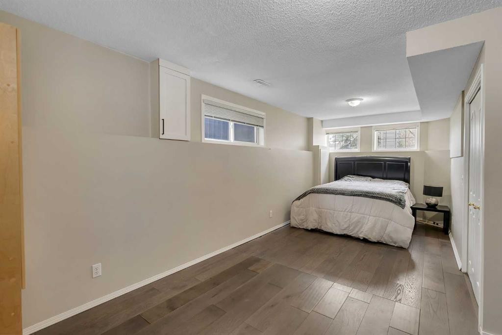44 Douglas Glen Crescent, Calgary, AB - Indoor Photo Showing Bedroom