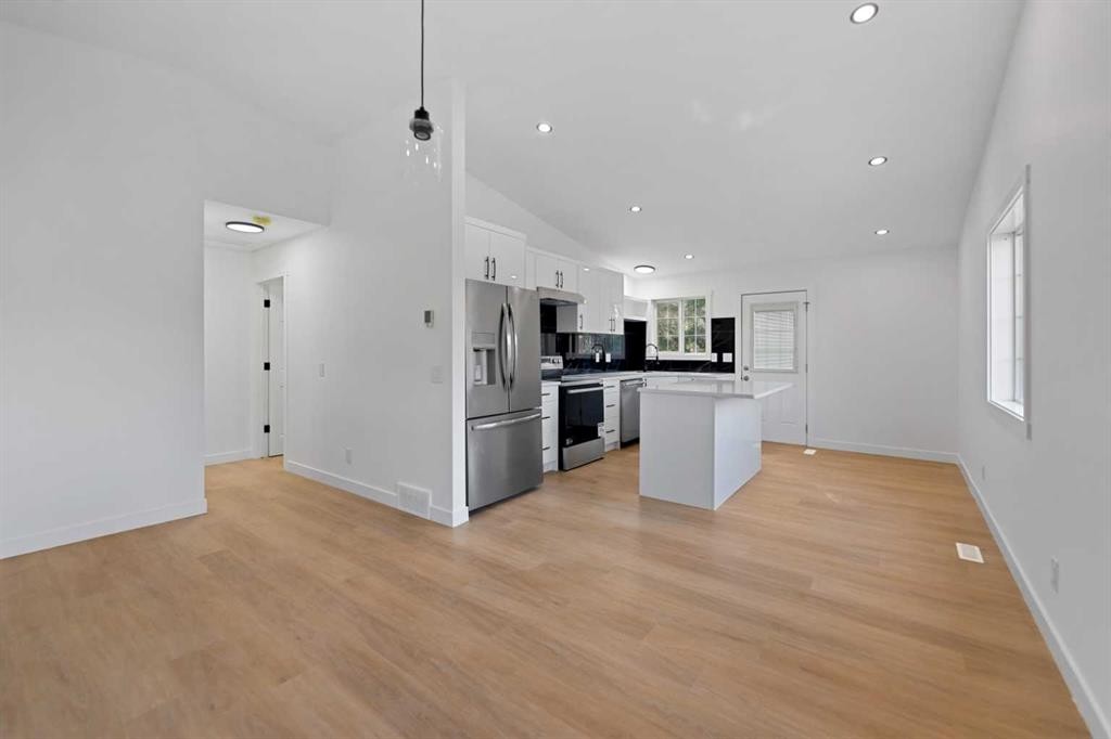434 Harvest Grove Place Ne, Calgary, AB - Indoor Photo Showing Kitchen