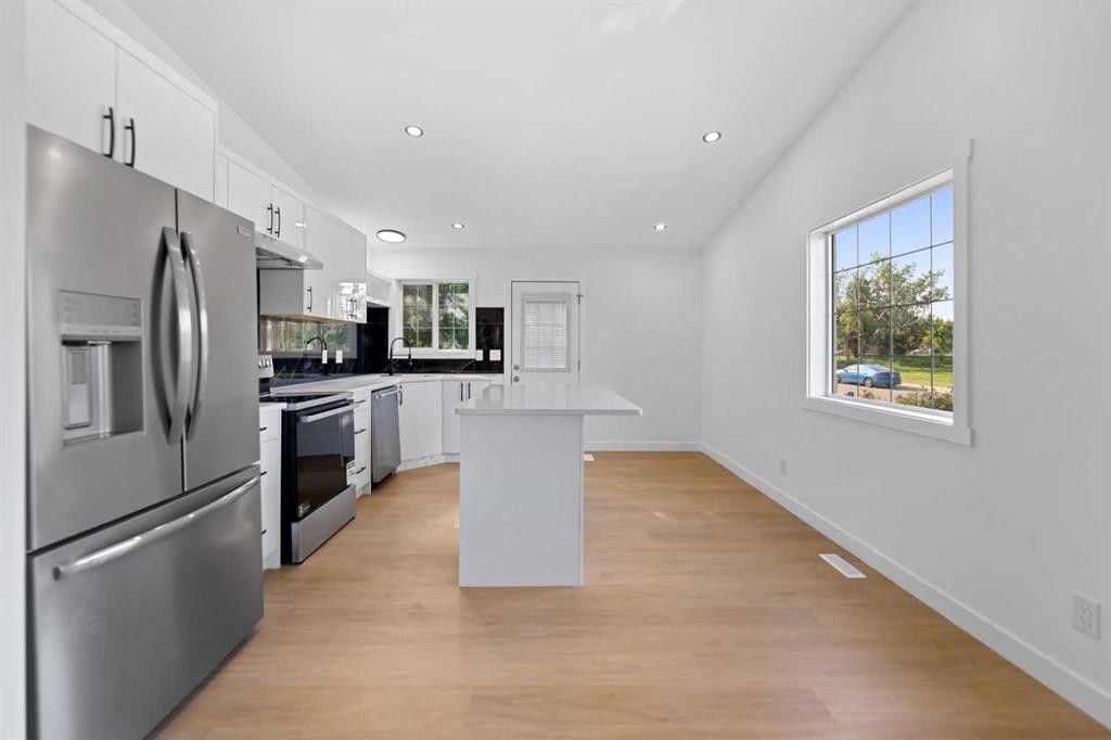 434 Harvest Grove Place Ne, Calgary, AB - Indoor Photo Showing Kitchen