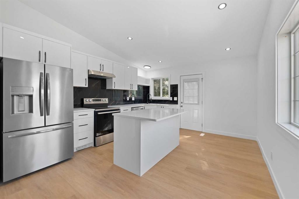 434 Harvest Grove Place Ne, Calgary, AB - Indoor Photo Showing Kitchen