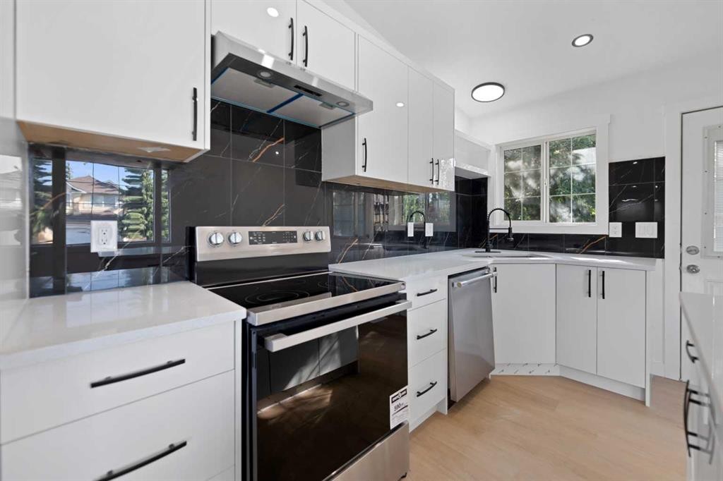434 Harvest Grove Place Ne, Calgary, AB - Indoor Photo Showing Kitchen