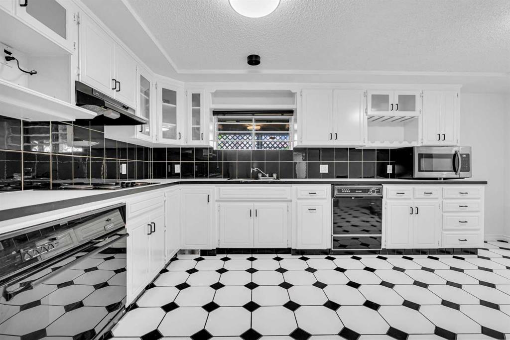 6716 37 Avenue Ne, Calgary, AB - Indoor Photo Showing Kitchen