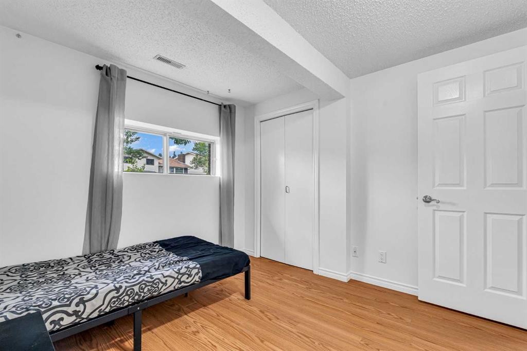 6716 37 Avenue Ne, Calgary, AB - Indoor Photo Showing Bedroom