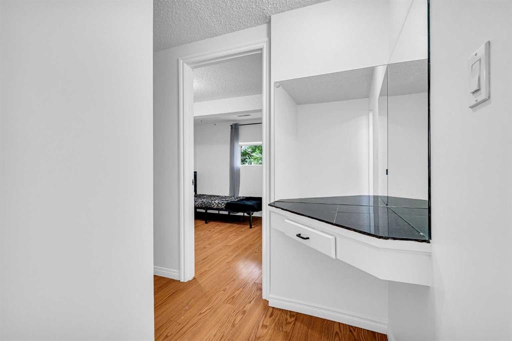 6716 37 Avenue Ne, Calgary, AB - Indoor Photo Showing Other Room