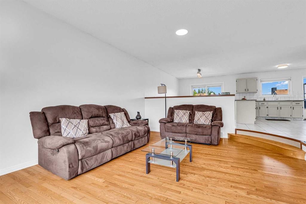 6716 37 Avenue Ne, Calgary, AB - Indoor Photo Showing Living Room