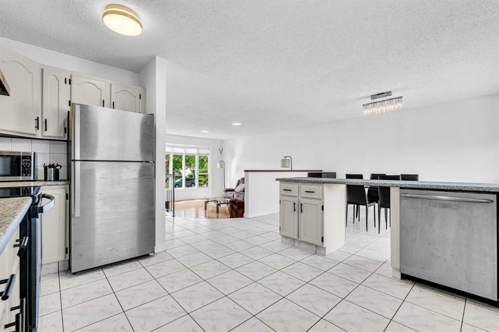 6716 37 Avenue Ne, Calgary, AB - Indoor Photo Showing Kitchen