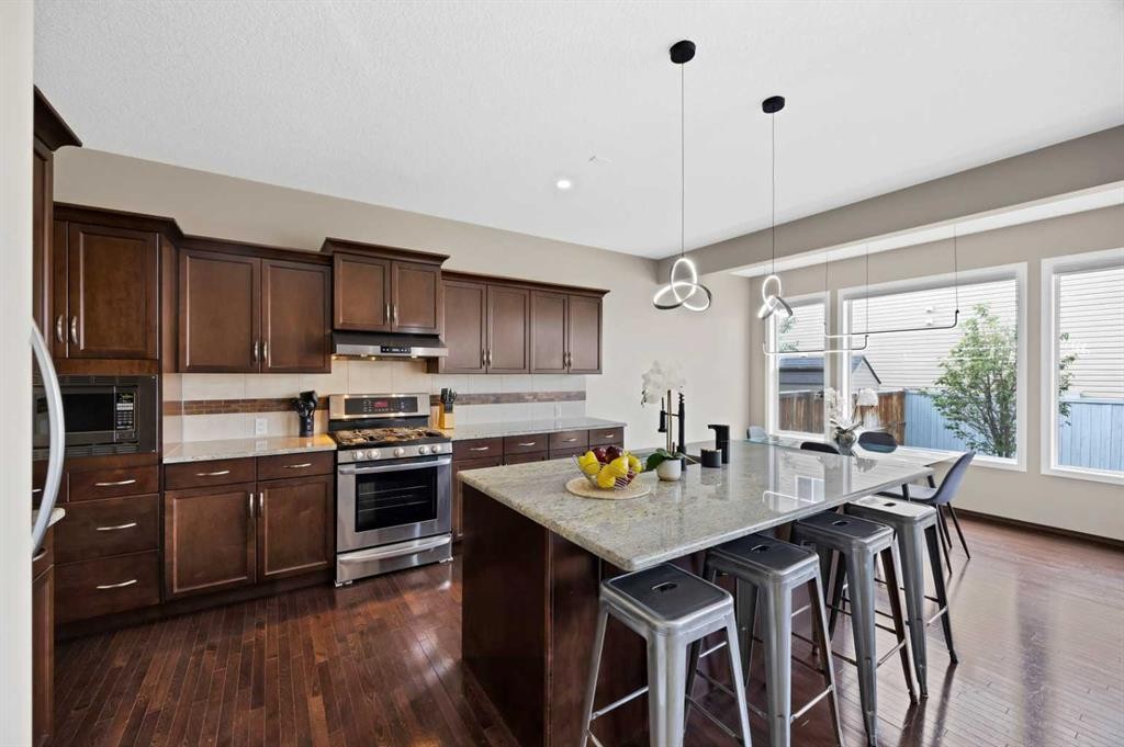799 New Brighton Drive Se, Calgary, AB - Indoor Photo Showing Kitchen