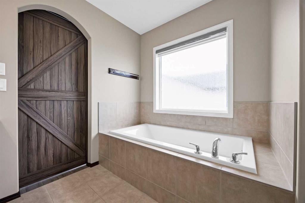 799 New Brighton Drive Se, Calgary, AB - Indoor Photo Showing Bathroom