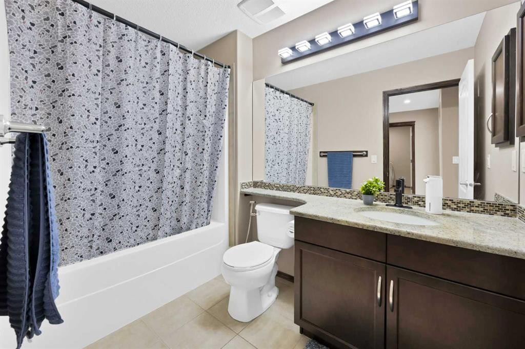 799 New Brighton Drive Se, Calgary, AB - Indoor Photo Showing Bathroom